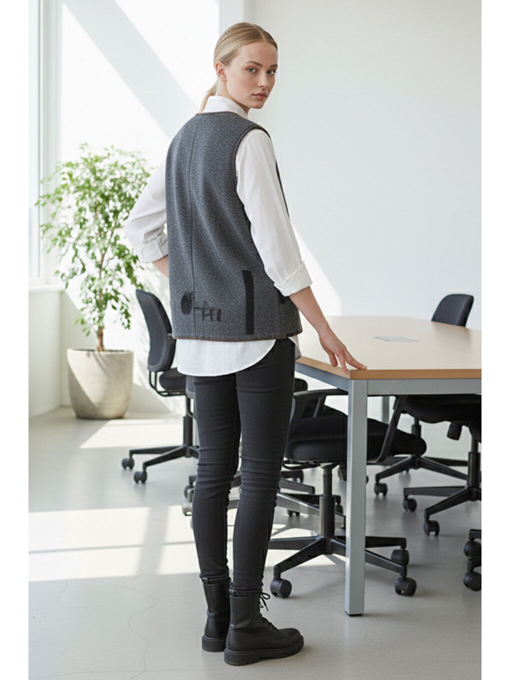 İtalyan Antrasit V Yaka Kolsuz Yazı Baskılı Kapamasız Tığ İşi Kenarlı Akrilik Dokuma Yelek 60 60-3