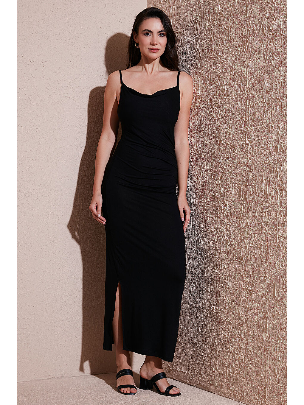 Siyah Büzgü Detaylı Slim Fit Yırtmaçlı Uzun Boy Asimetrik Yaka Kadın Elbise 5866291