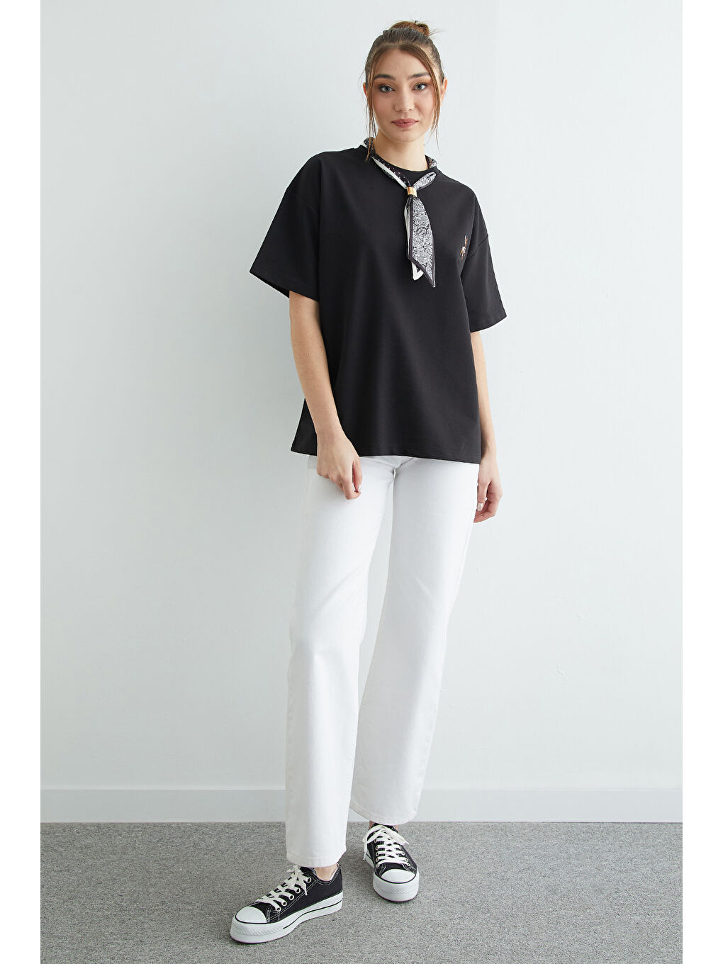 Siyah Fular Detaylı Bisiklet Yaka Nakışlı Oversize Tişört-4