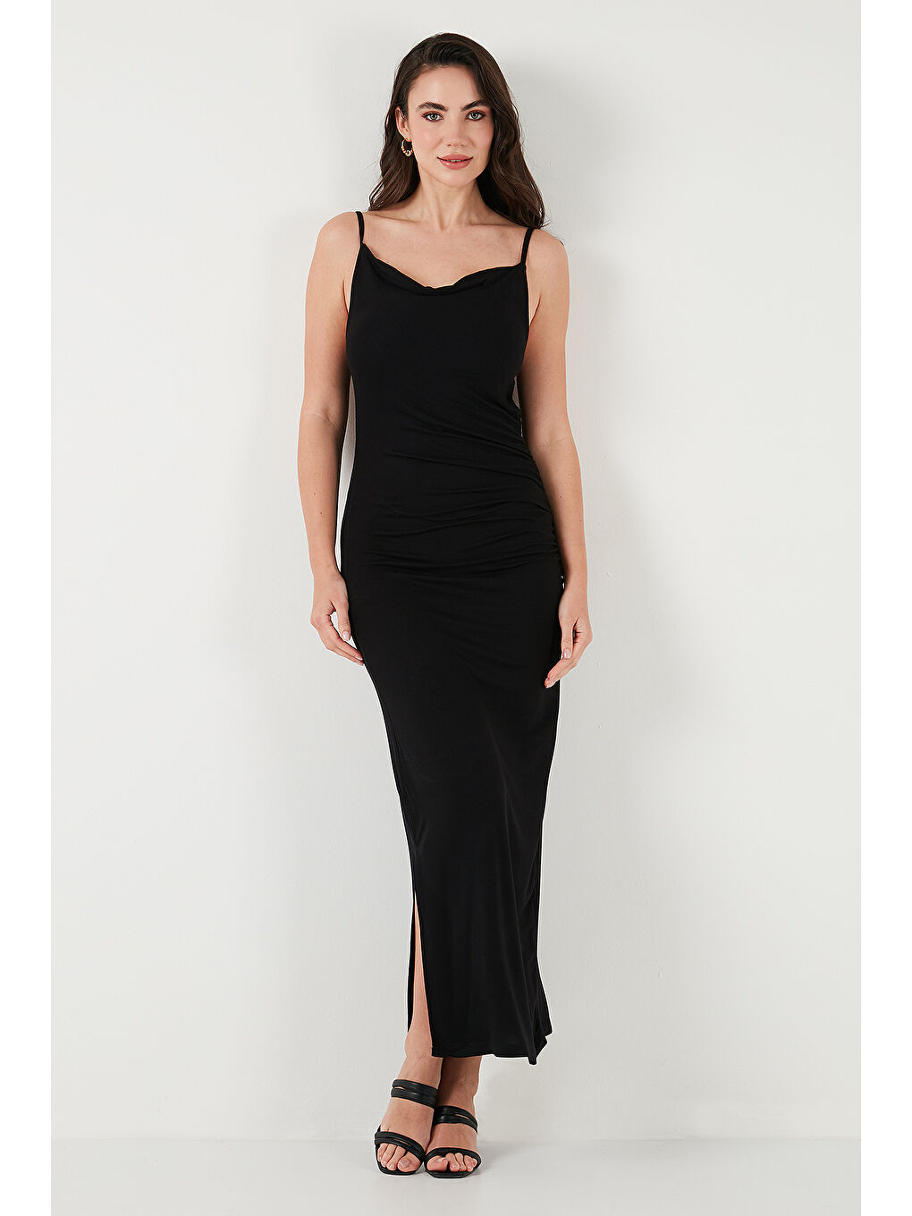 Siyah Büzgü Detaylı Slim Fit Yırtmaçlı Uzun Boy Asimetrik Yaka Kadın Elbise 5866291-3