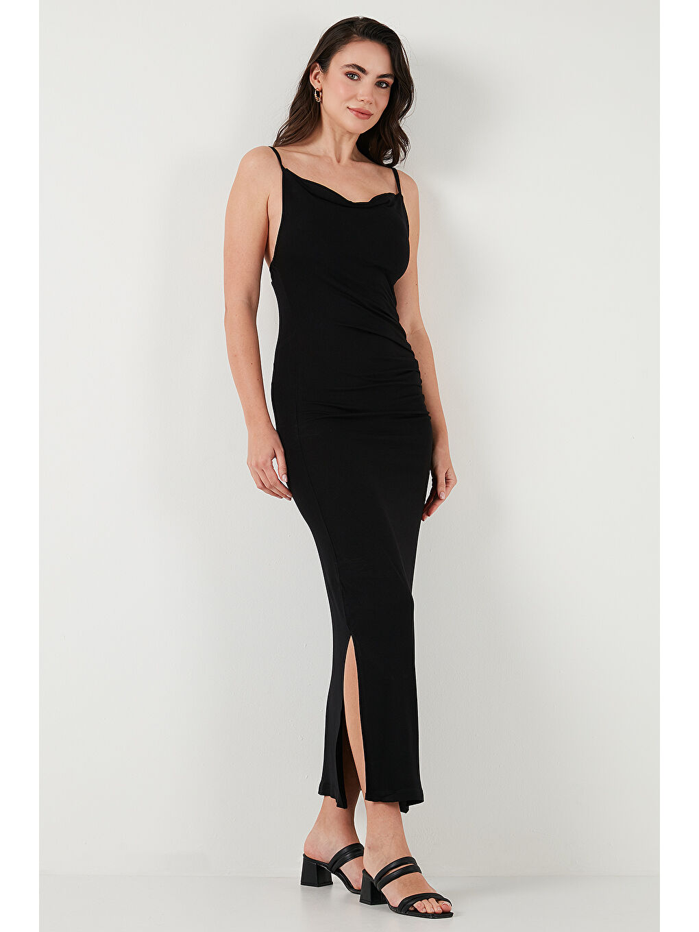 Siyah Büzgü Detaylı Slim Fit Yırtmaçlı Uzun Boy Asimetrik Yaka Kadın Elbise 5866291-4