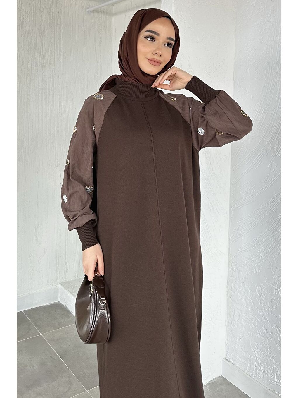 Kahverengi Kollar Taş İşlemeli Tesettür Triko Elbise-1