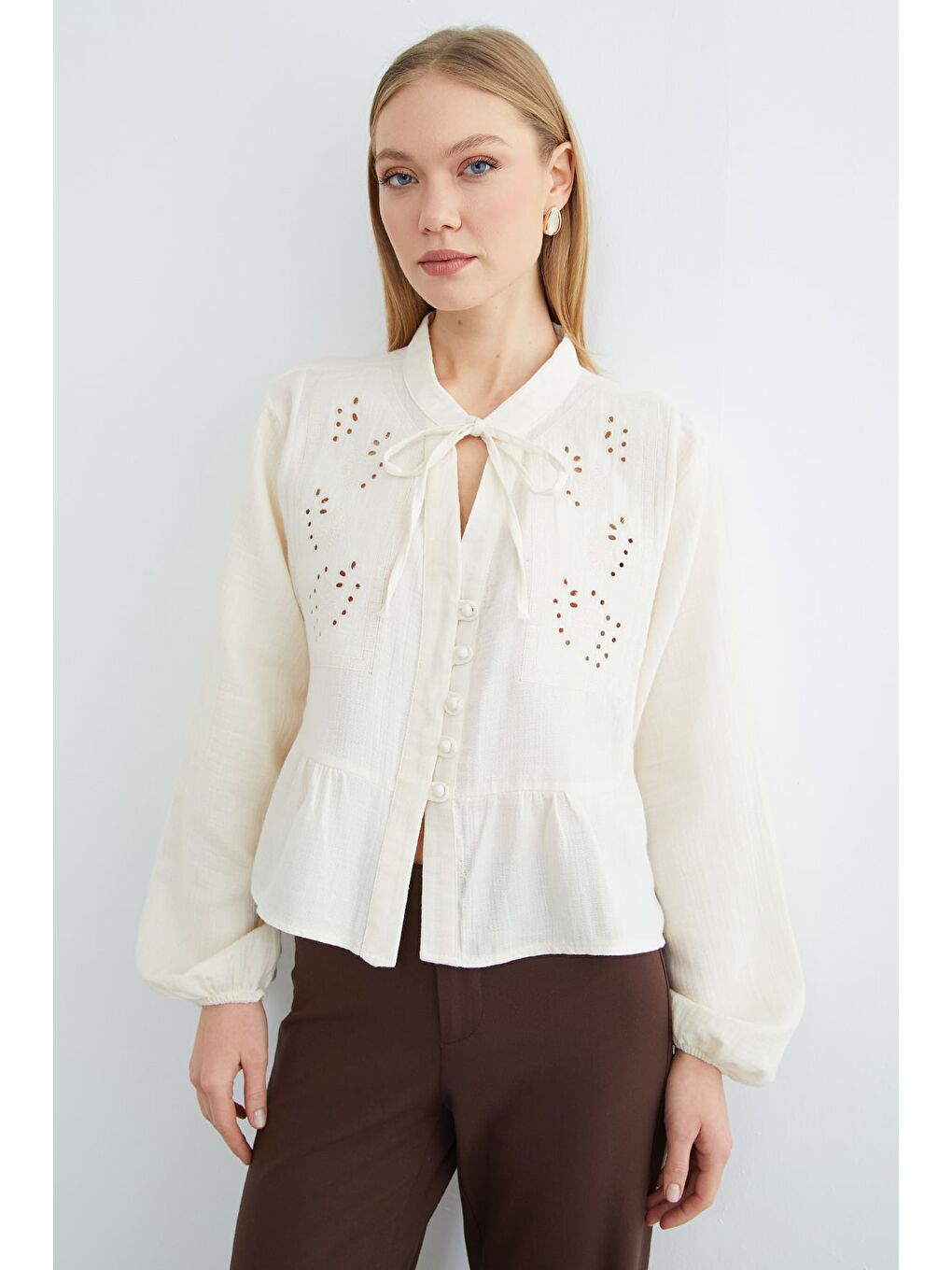 Bej Önü Bağlamalı Brode Detaylı Müslin Kumaş Gömlek