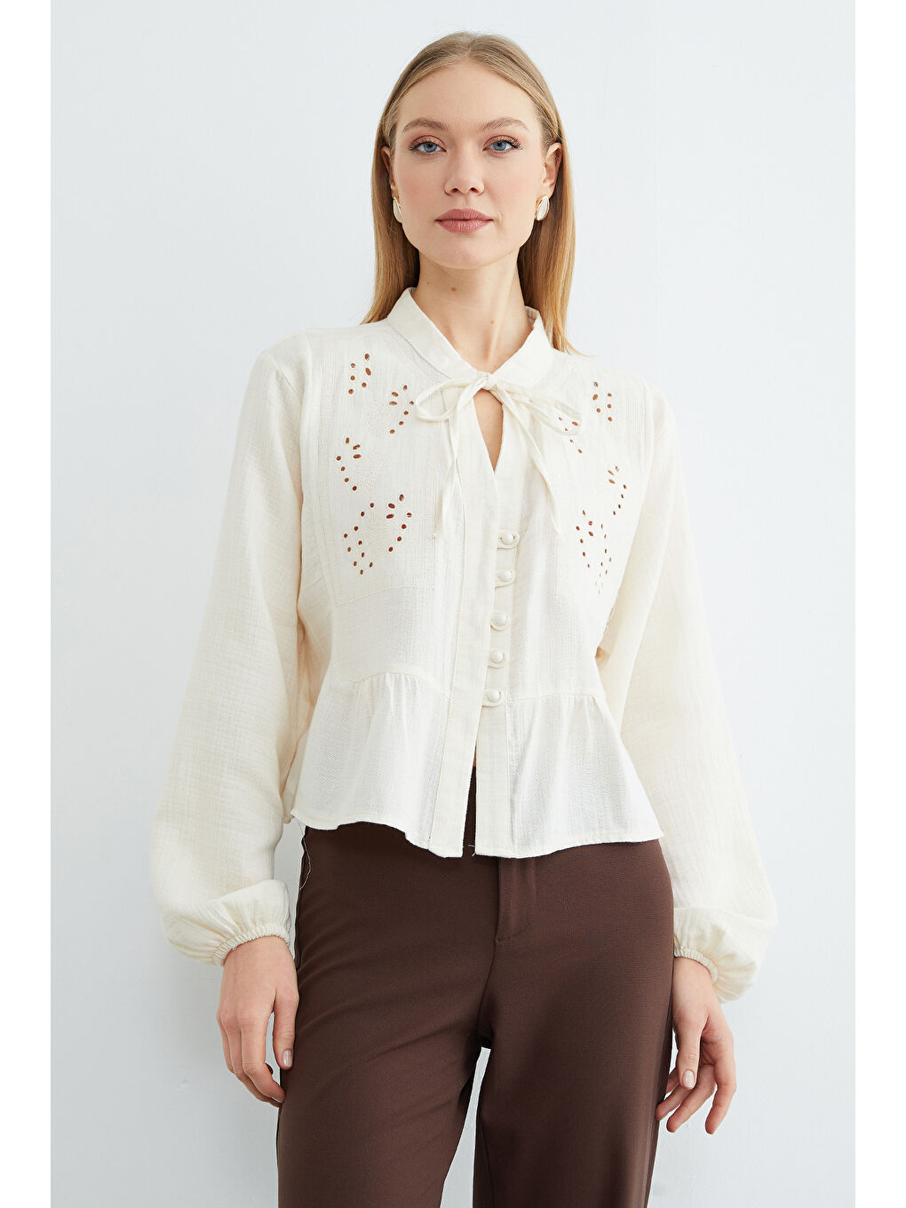 Bej Önü Bağlamalı Brode Detaylı Müslin Kumaş Gömlek-1