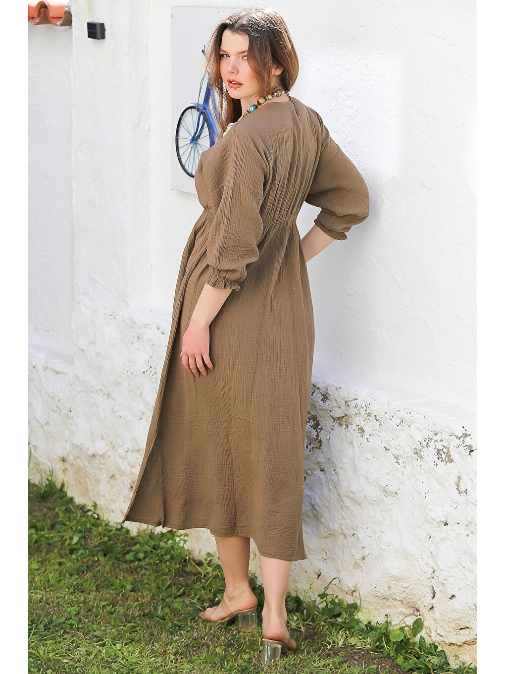 Kahverengi Açık Kahve Kruvaze Yaka 3/4 Kol Yıkamalı Yırtmaçlı Casual Müslin Uzun Dokuma Elbise 130 60-7