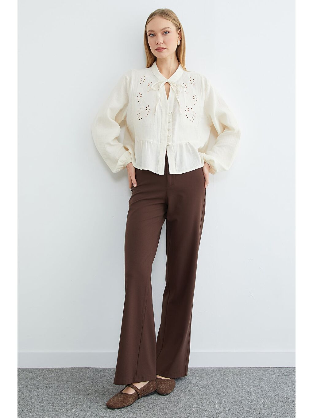 Bej Önü Bağlamalı Brode Detaylı Müslin Kumaş Gömlek-2