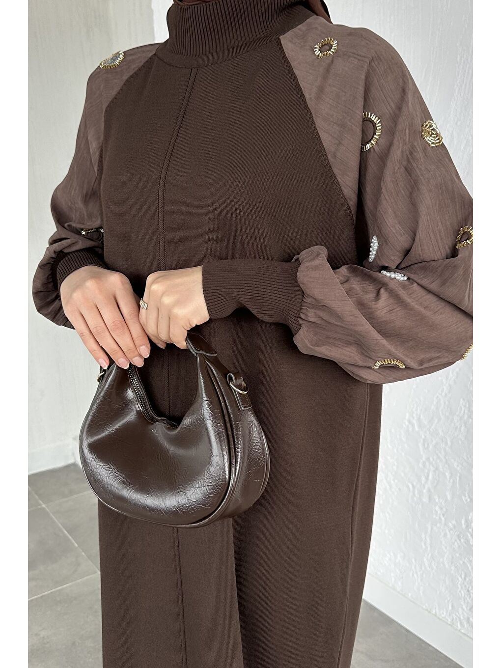 Kahverengi Kollar Taş İşlemeli Tesettür Triko Elbise-5