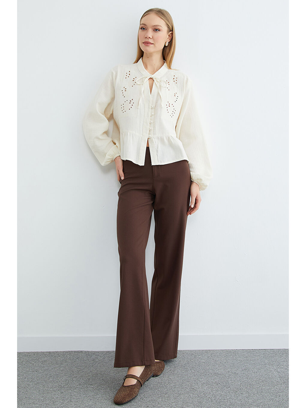 Bej Önü Bağlamalı Brode Detaylı Müslin Kumaş Gömlek-3