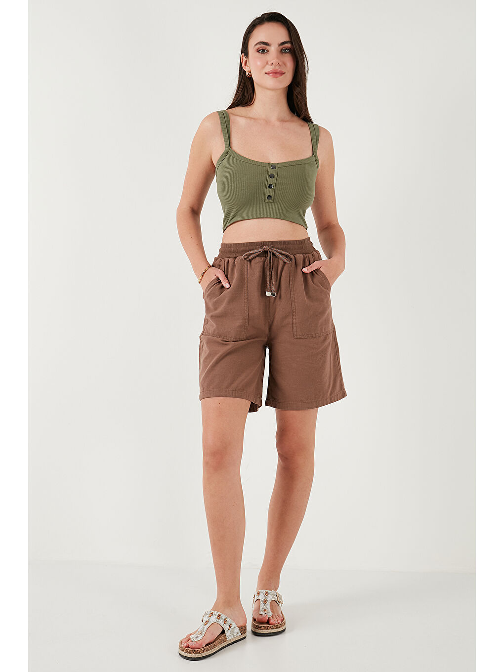 Kahverengi Pamuklu Relaxed Fit Yüksek Bel Cepli Kadın Mini Şort 668YP5384