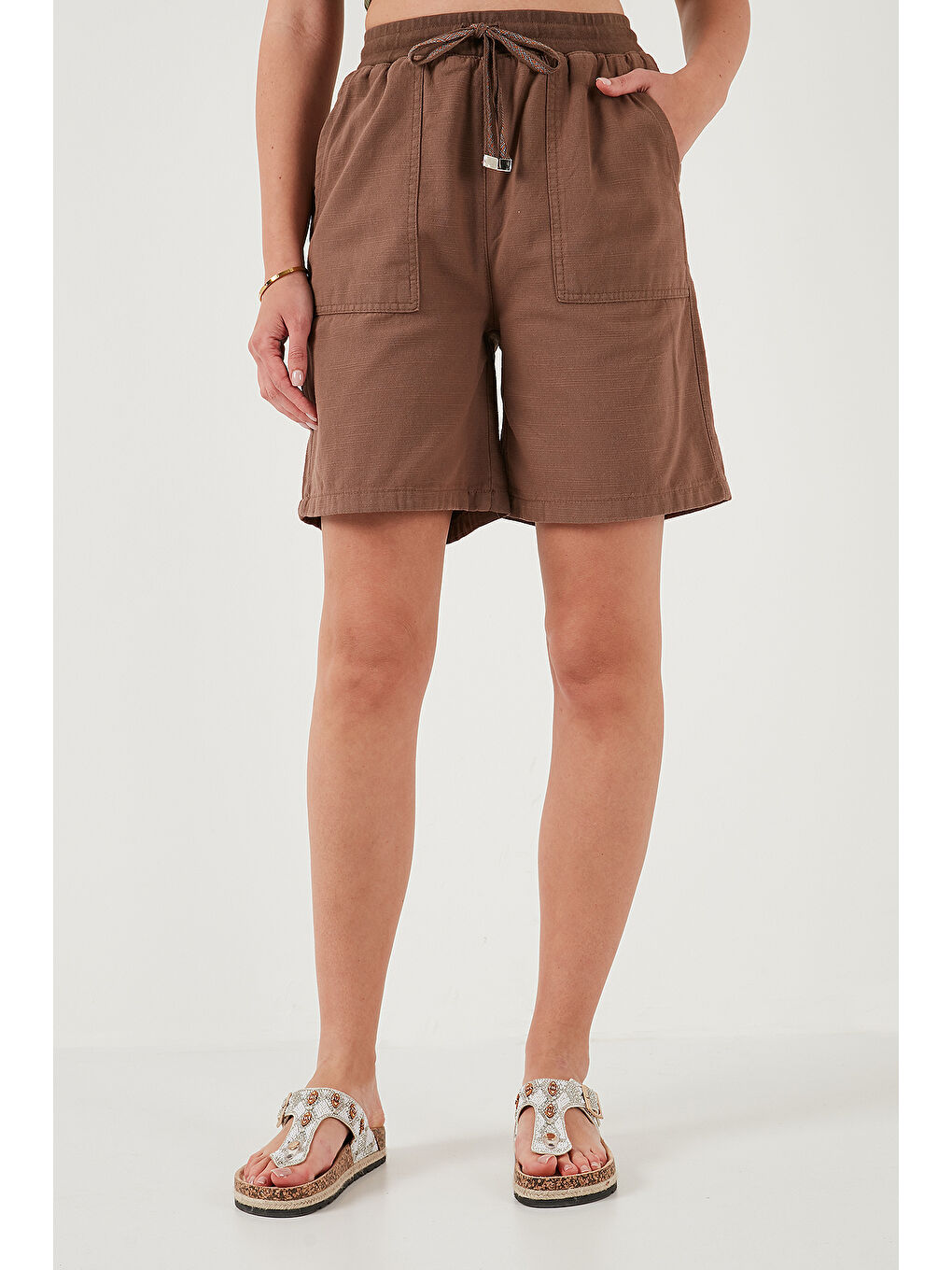 Kahverengi Pamuklu Relaxed Fit Yüksek Bel Cepli Kadın Mini Şort 668YP5384-1