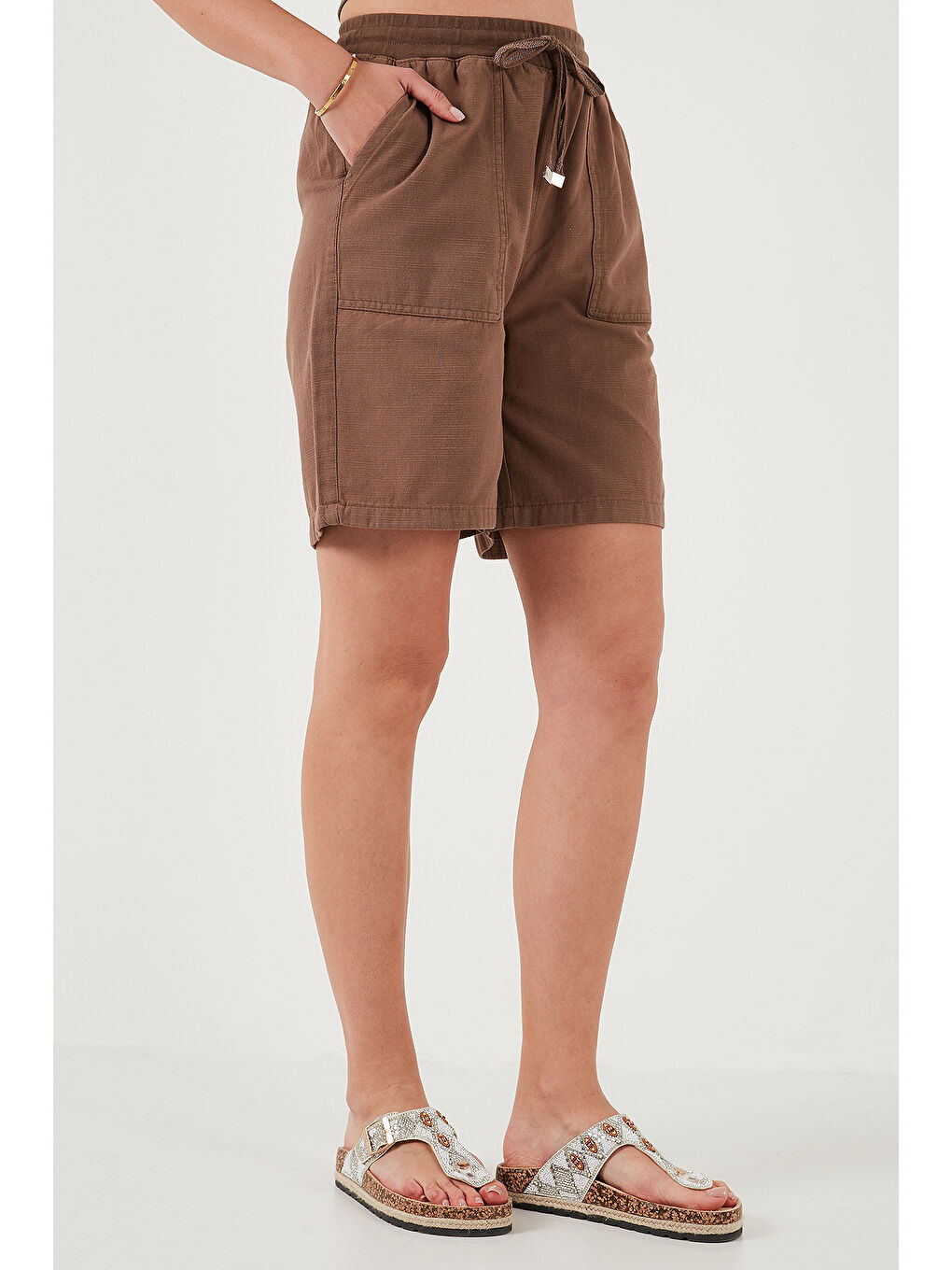 Kahverengi Pamuklu Relaxed Fit Yüksek Bel Cepli Kadın Mini Şort 668YP5384-2