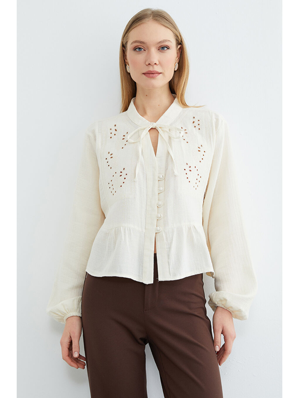 Bej Önü Bağlamalı Brode Detaylı Müslin Kumaş Gömlek-4