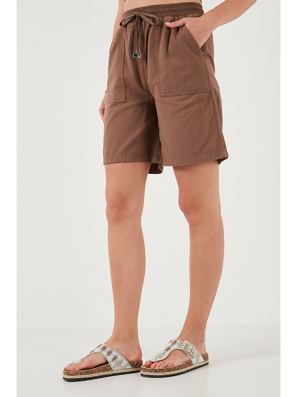 Kahverengi Pamuklu Relaxed Fit Yüksek Bel Cepli Kadın Mini Şort 668YP5384-3