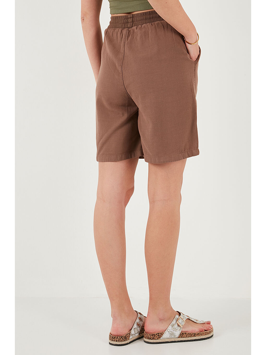 Kahverengi Pamuklu Relaxed Fit Yüksek Bel Cepli Kadın Mini Şort 668YP5384-5