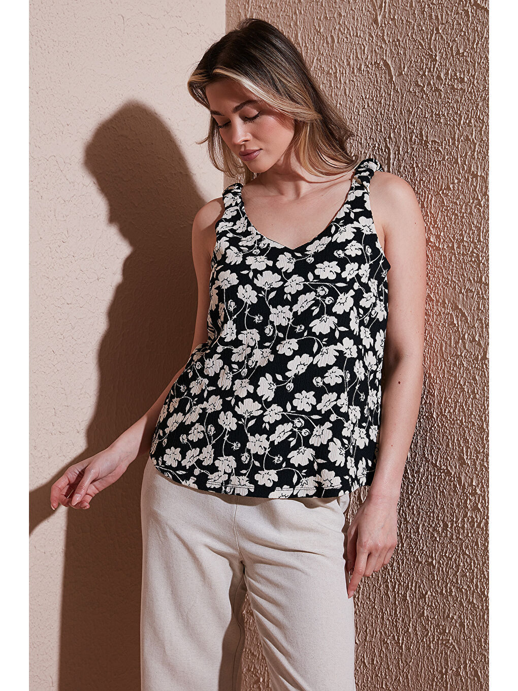 Siyah Standart Fit V Yaka Büzgülü Kalın Askılı Desenli Kadın Bluz 25Y0289K1-1