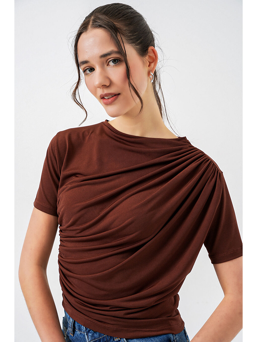 Büzgü Detaylı Kısa Kol Sandy Bluz 945 - Kahverengi-1