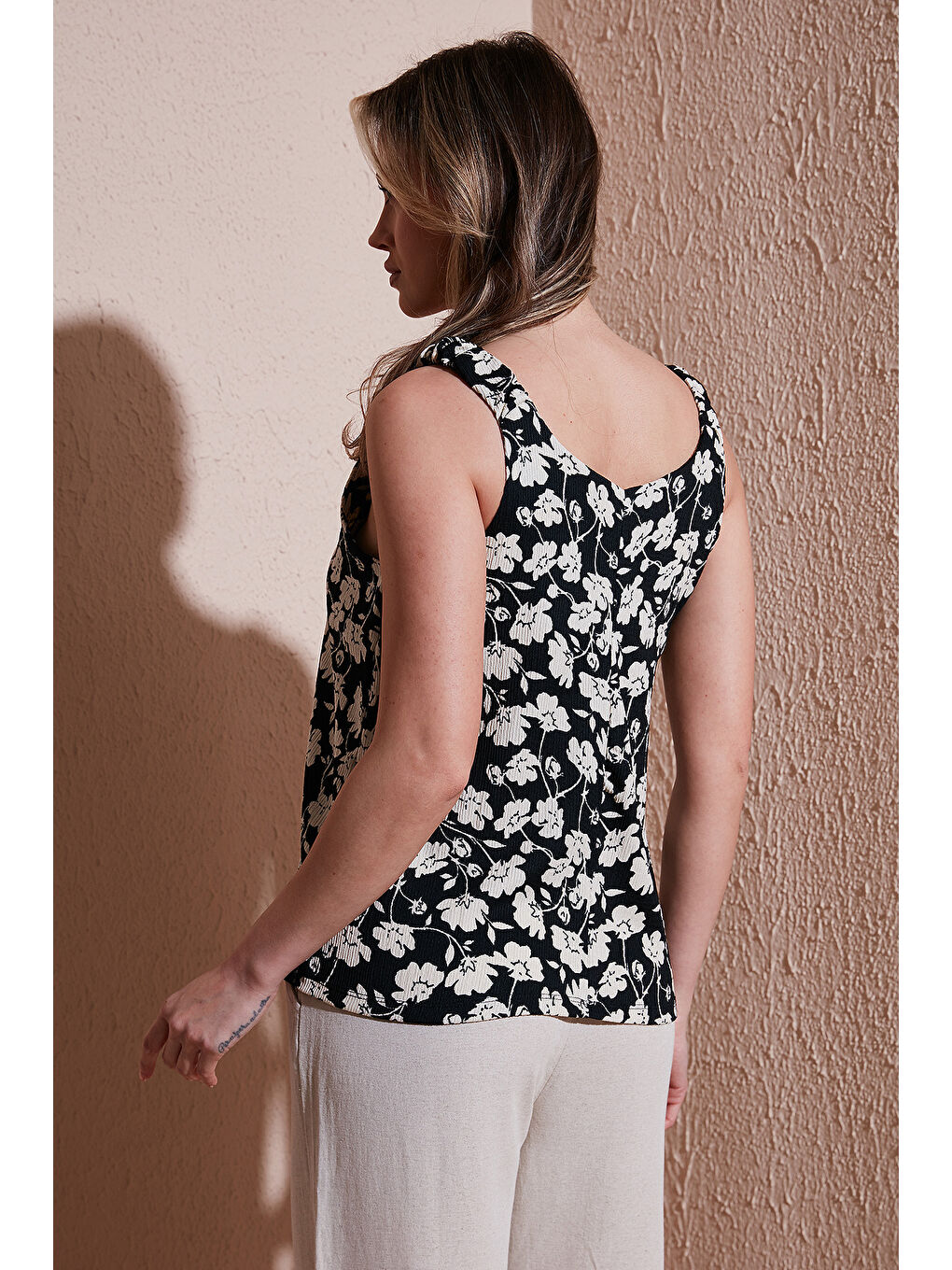 Siyah Standart Fit V Yaka Büzgülü Kalın Askılı Desenli Kadın Bluz 25Y0289K1-4