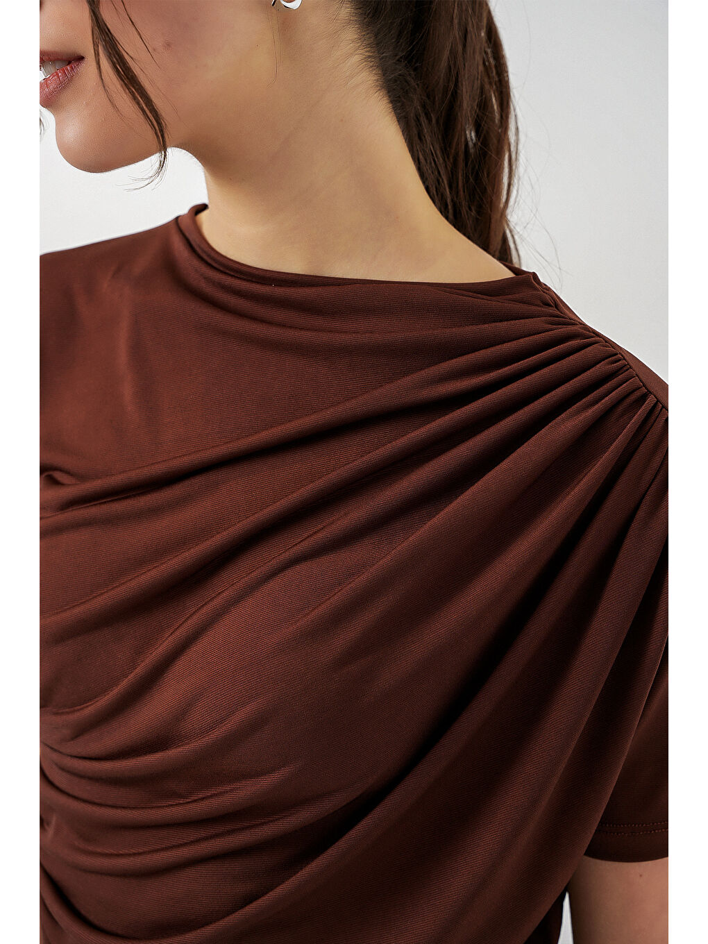 Büzgü Detaylı Kısa Kol Sandy Bluz 945 - Kahverengi-2