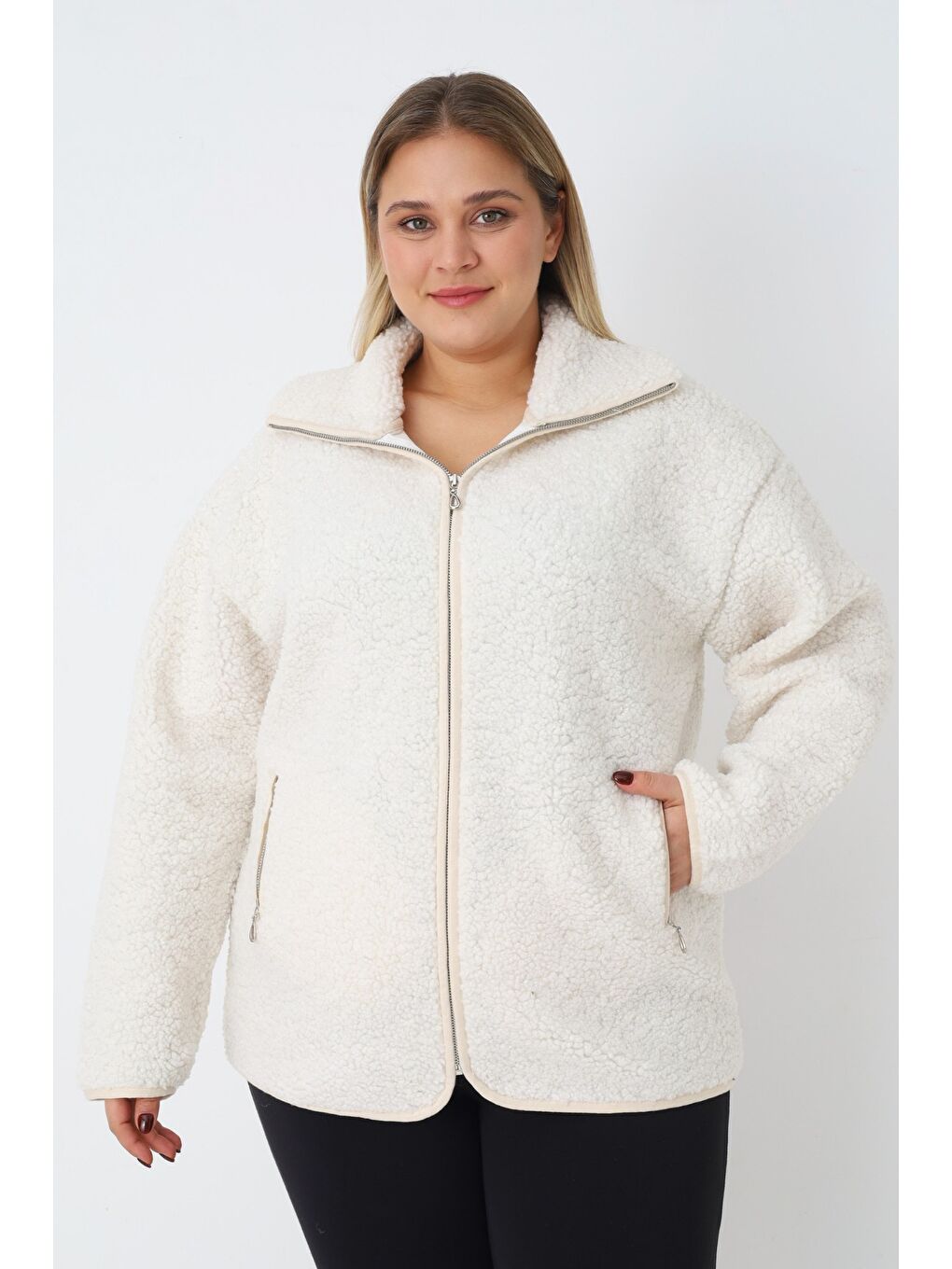 Beyaz Kadın Büyük Beden Fermuarlı Cepli Uzun Kollu Pelüş Hırka