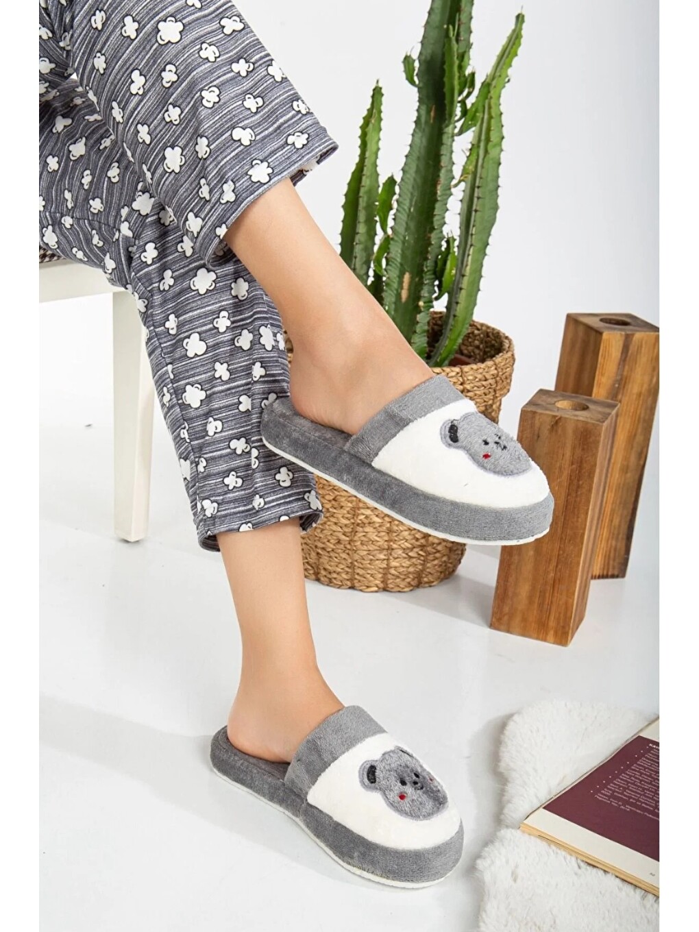 Karışık Unisex Nakışlı Kadife Ev Terliği-1