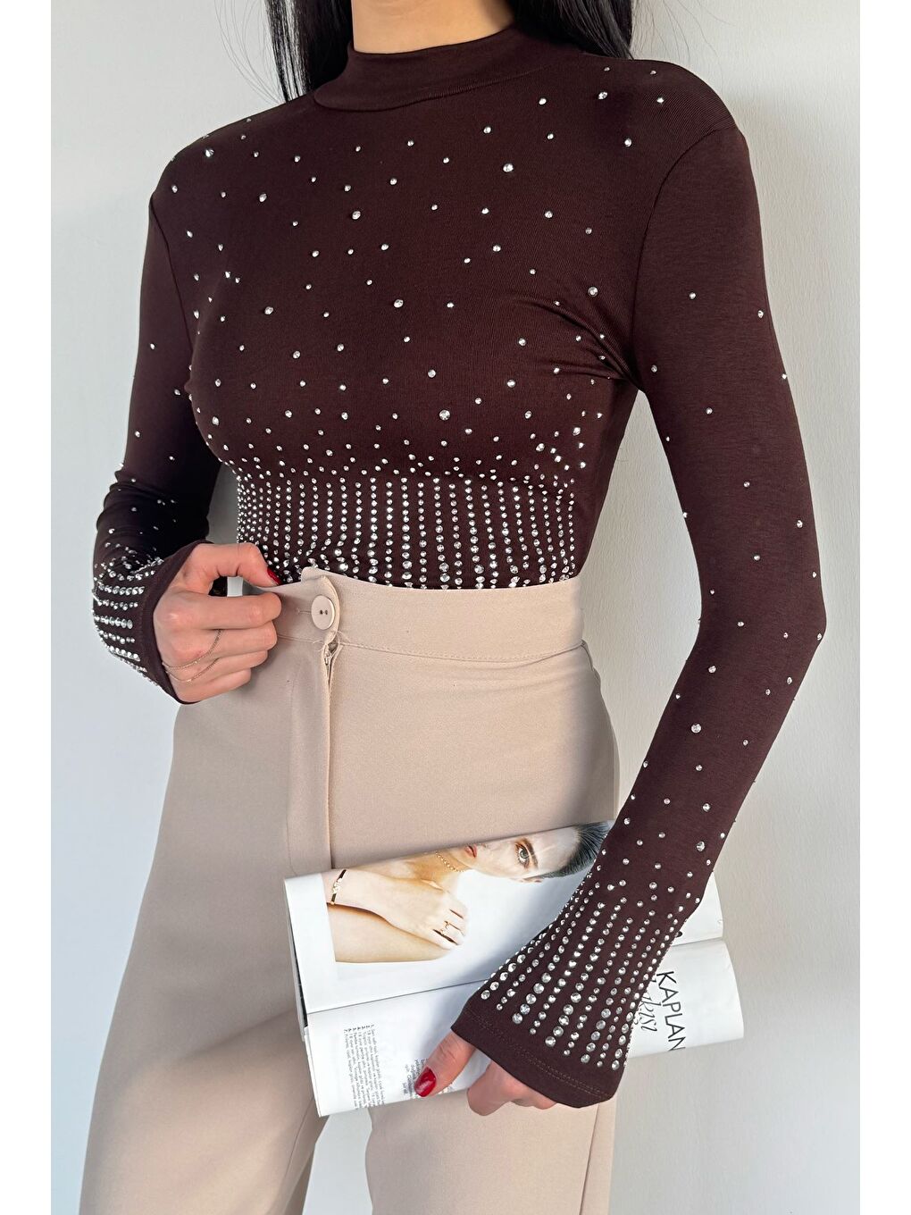 Kahverengi Kadın Dik Yaka Elastanlı Taş İşlemeli Bluz-2