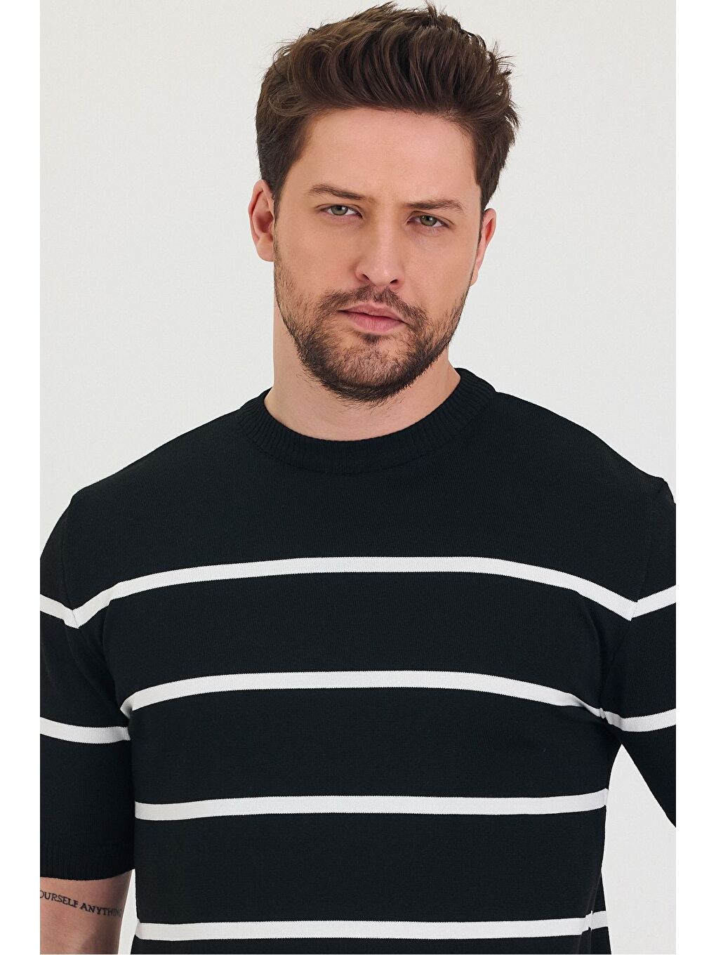 Siyah Erkek Bisiklet Yaka Kalın Çizgi Detaylı Kısa Kollu Ince Triko Tişört-1