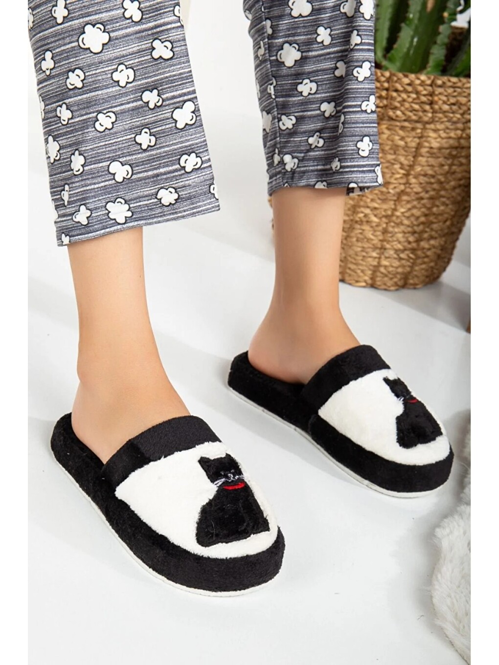 Karışık Unisex Nakışlı Kadife Ev Terliği-2