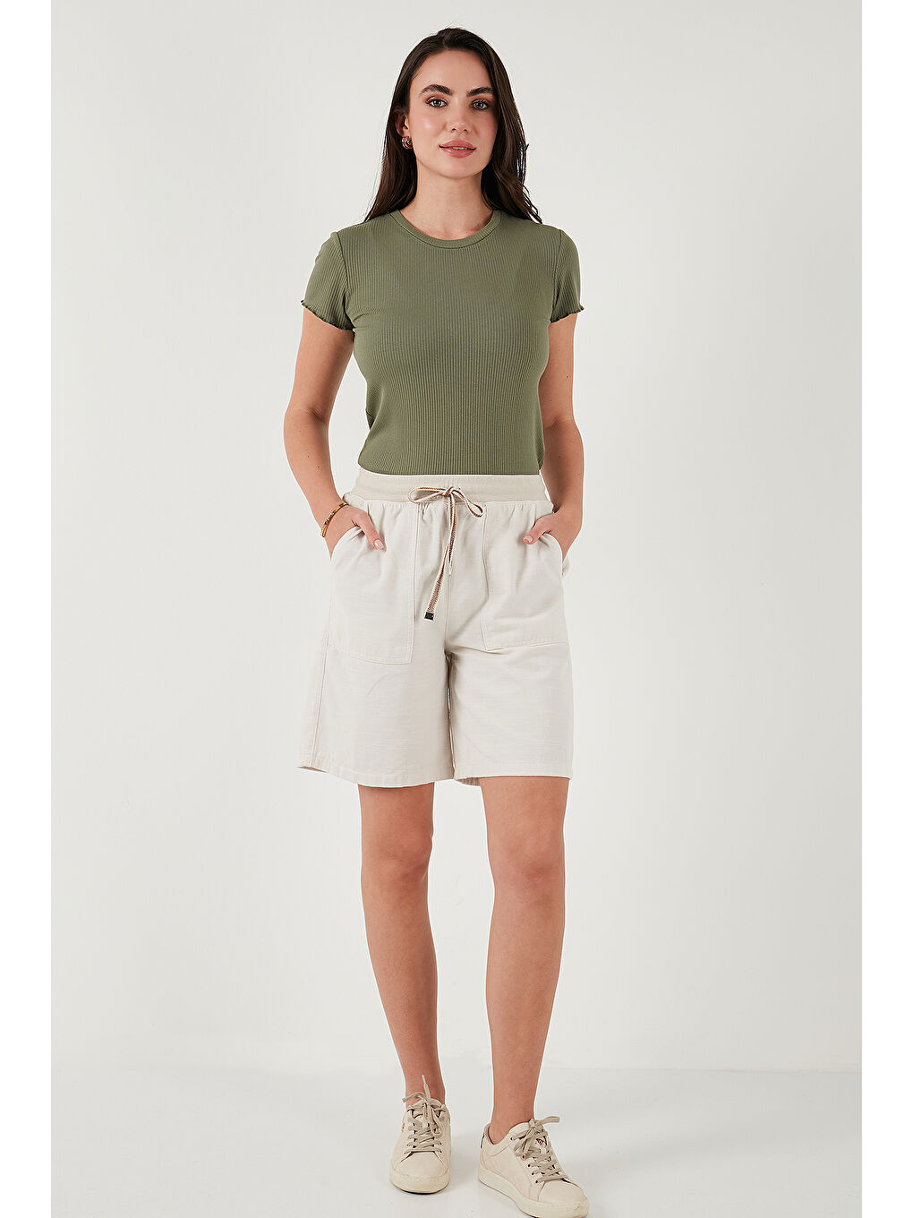 Bej Pamuklu Relaxed Fit Yüksek Bel Cepli Kadın Mini Şort 668YP5384