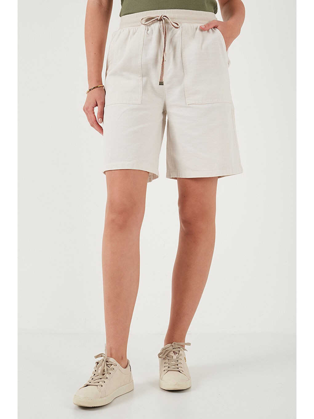 Bej Pamuklu Relaxed Fit Yüksek Bel Cepli Kadın Mini Şort 668YP5384-1