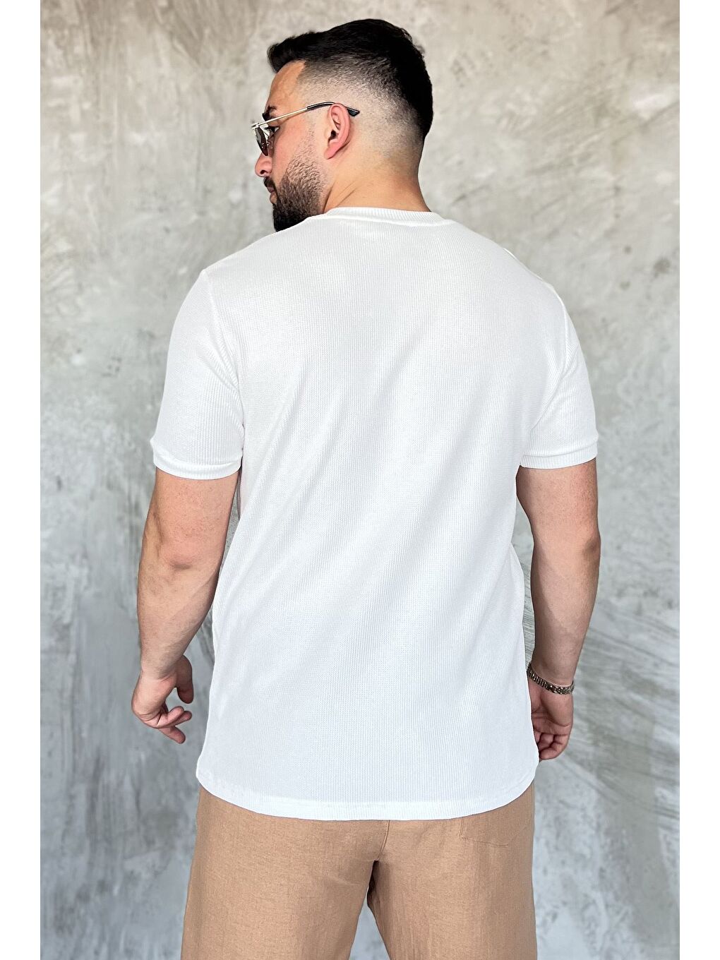 Ekru Bisiklet Yaka Kendinden Desenli Erkek Tişört-2