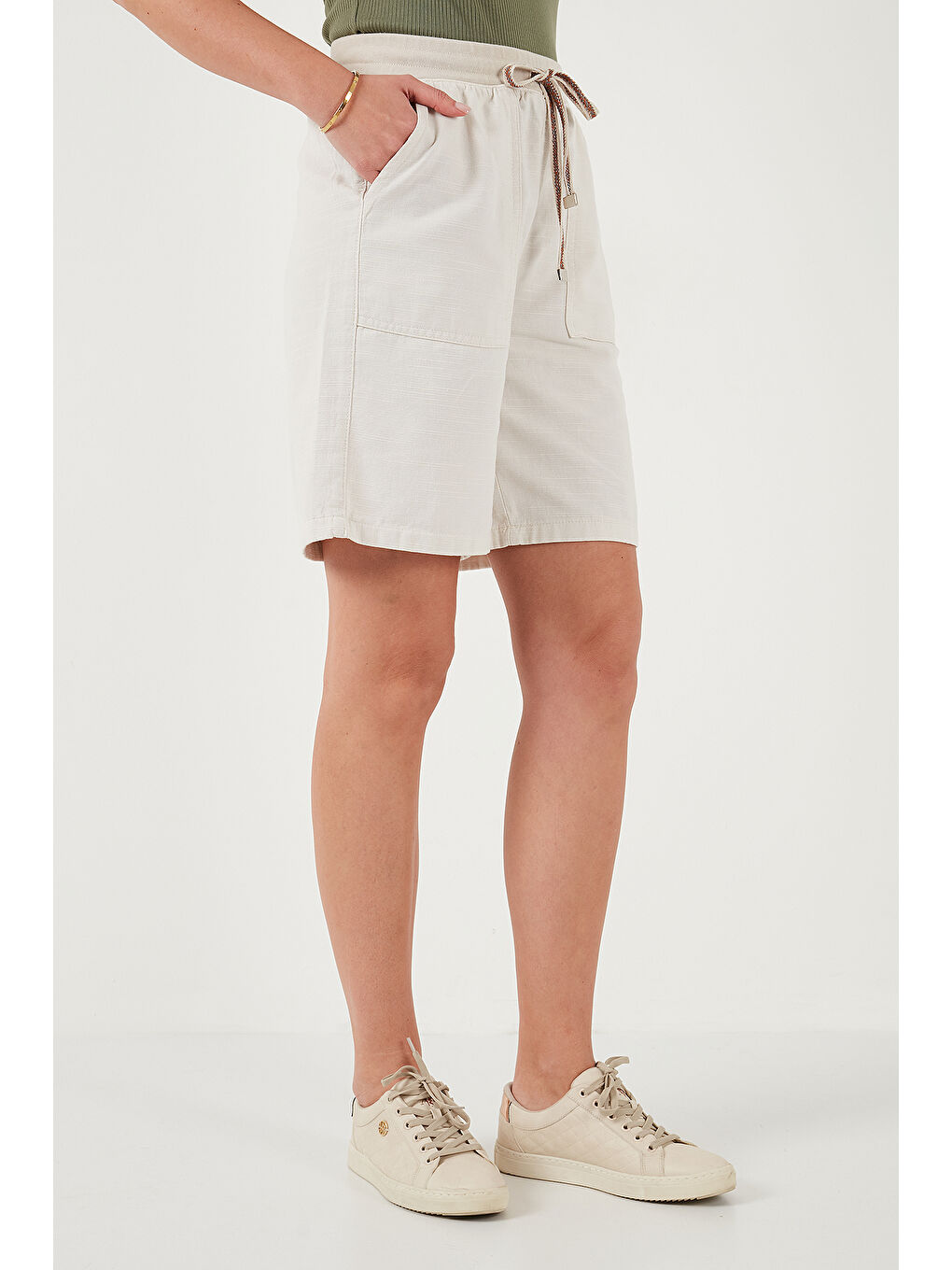 Bej Pamuklu Relaxed Fit Yüksek Bel Cepli Kadın Mini Şort 668YP5384-2