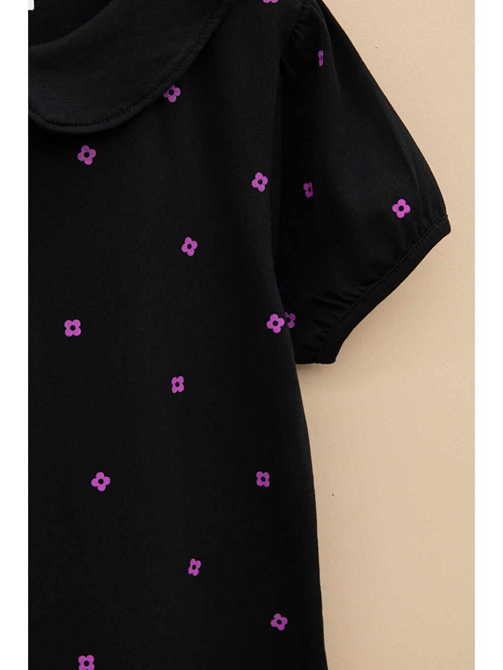 Siyah Çiçek Desenli Düğmeli Yaka Kız Çocuk Tişört 20988-2