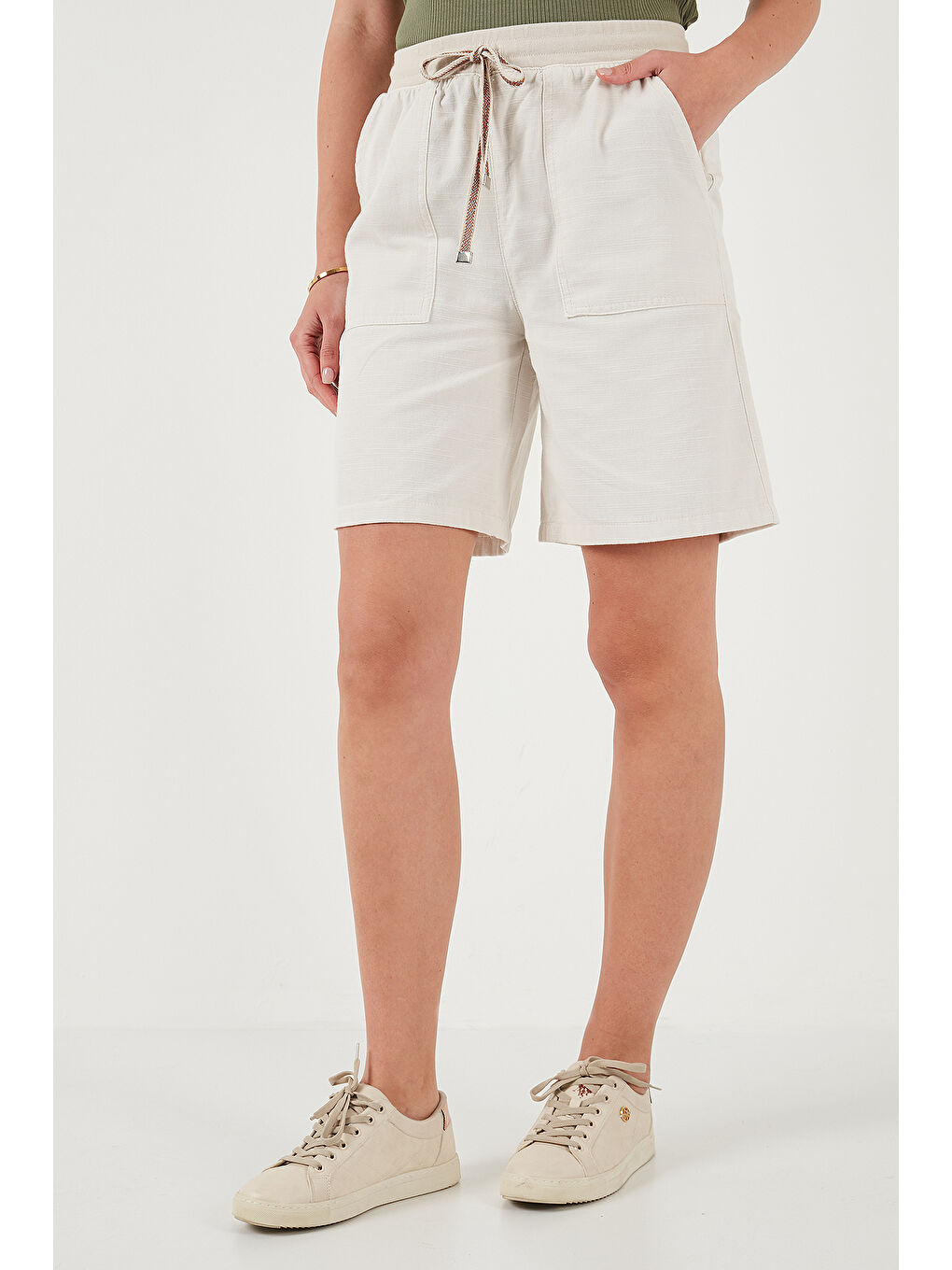 Bej Pamuklu Relaxed Fit Yüksek Bel Cepli Kadın Mini Şort 668YP5384-3