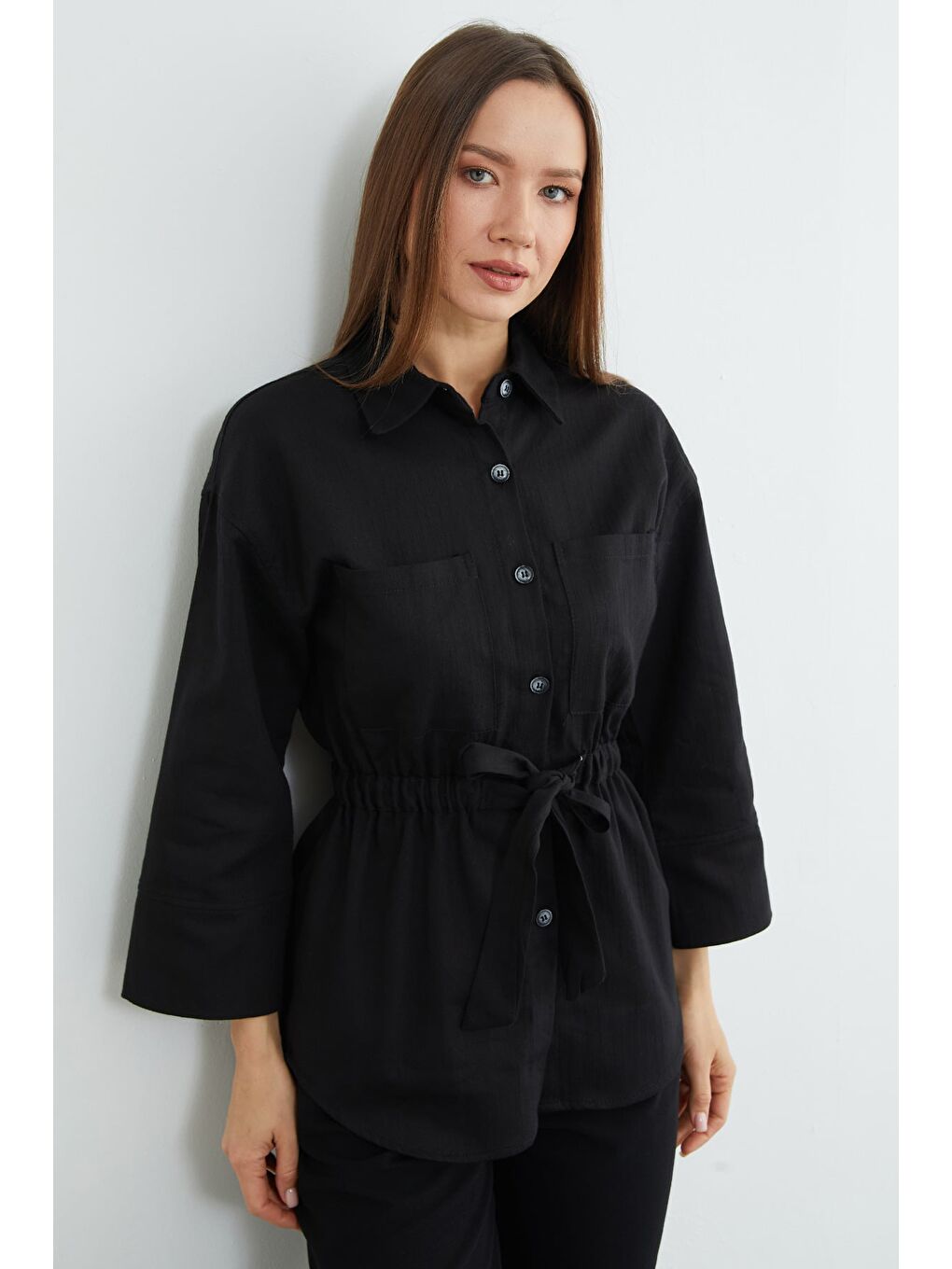 Siyah Beli Lastikli Düğmeli Gömlek