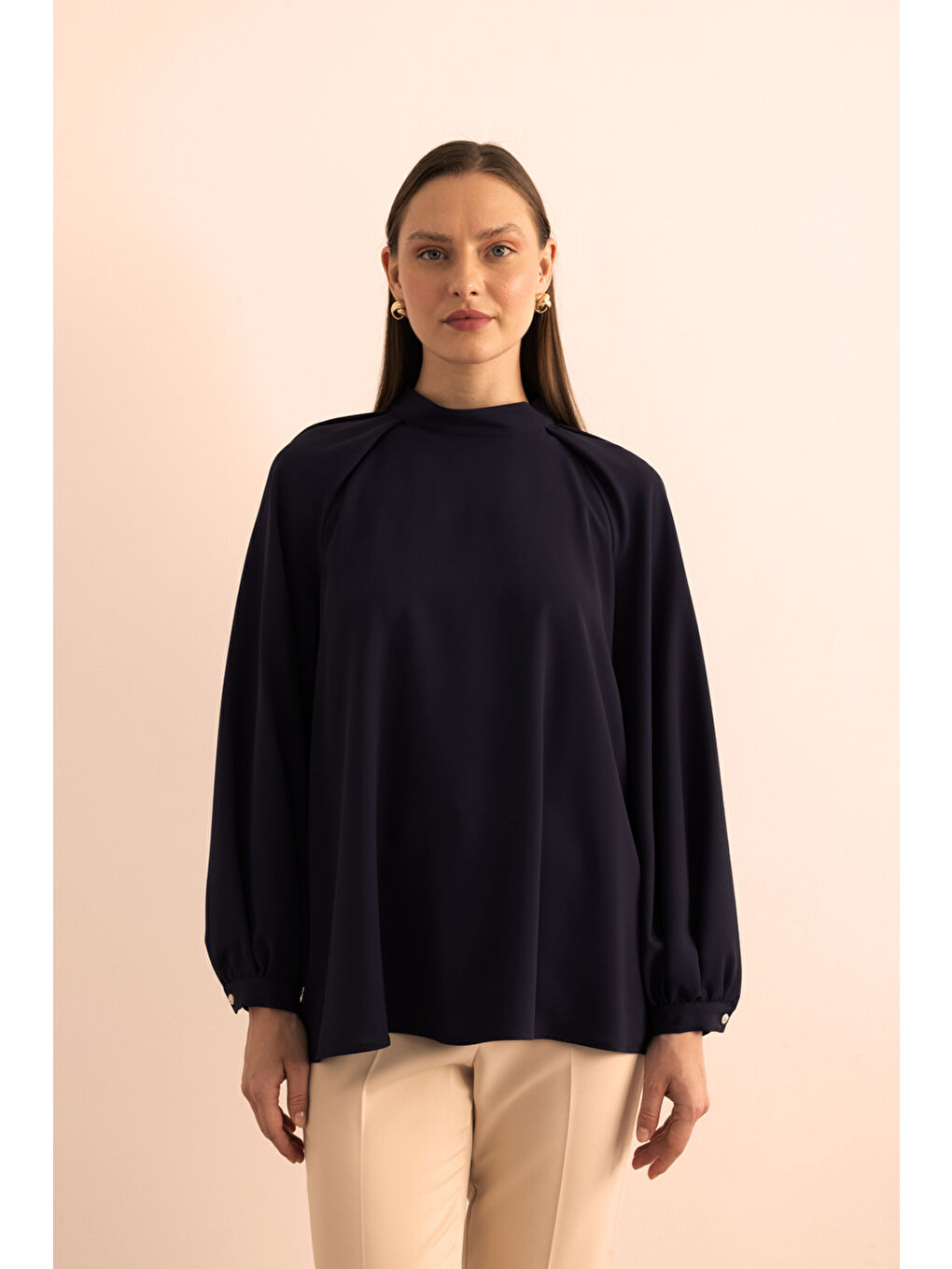 Lacivert Yaka Ve Omuz Kısmı Pile Detaylı Dokuma Bluz