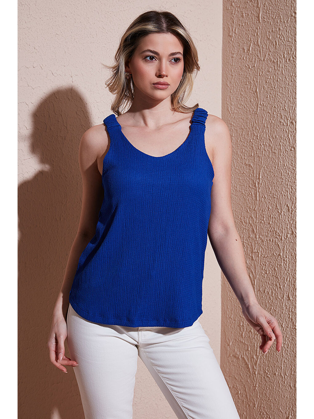 Mavi Standart Fit V Yaka Büzgülü Kalın Askılı Bluz 25Y0513K1-1