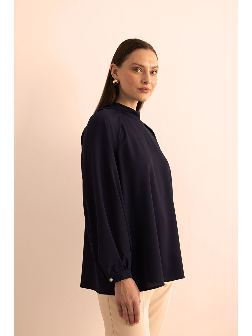 Lacivert Yaka Ve Omuz Kısmı Pile Detaylı Dokuma Bluz-3