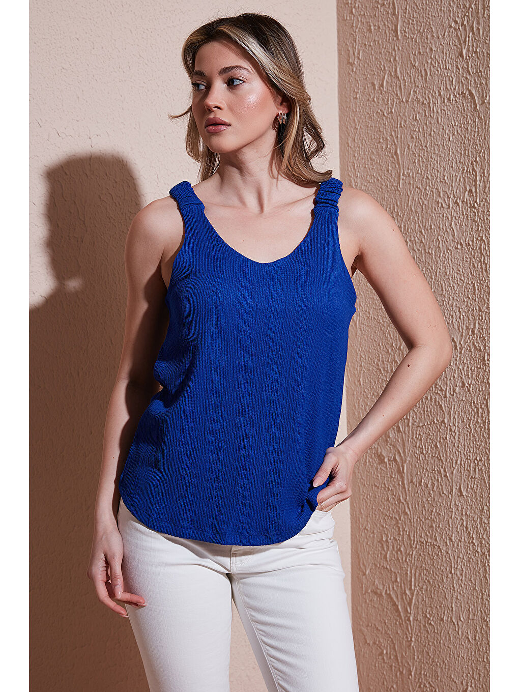 Mavi Standart Fit V Yaka Büzgülü Kalın Askılı Bluz 25Y0513K1-2