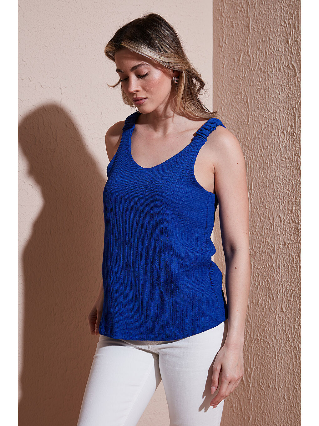 Mavi Standart Fit V Yaka Büzgülü Kalın Askılı Bluz 25Y0513K1-3