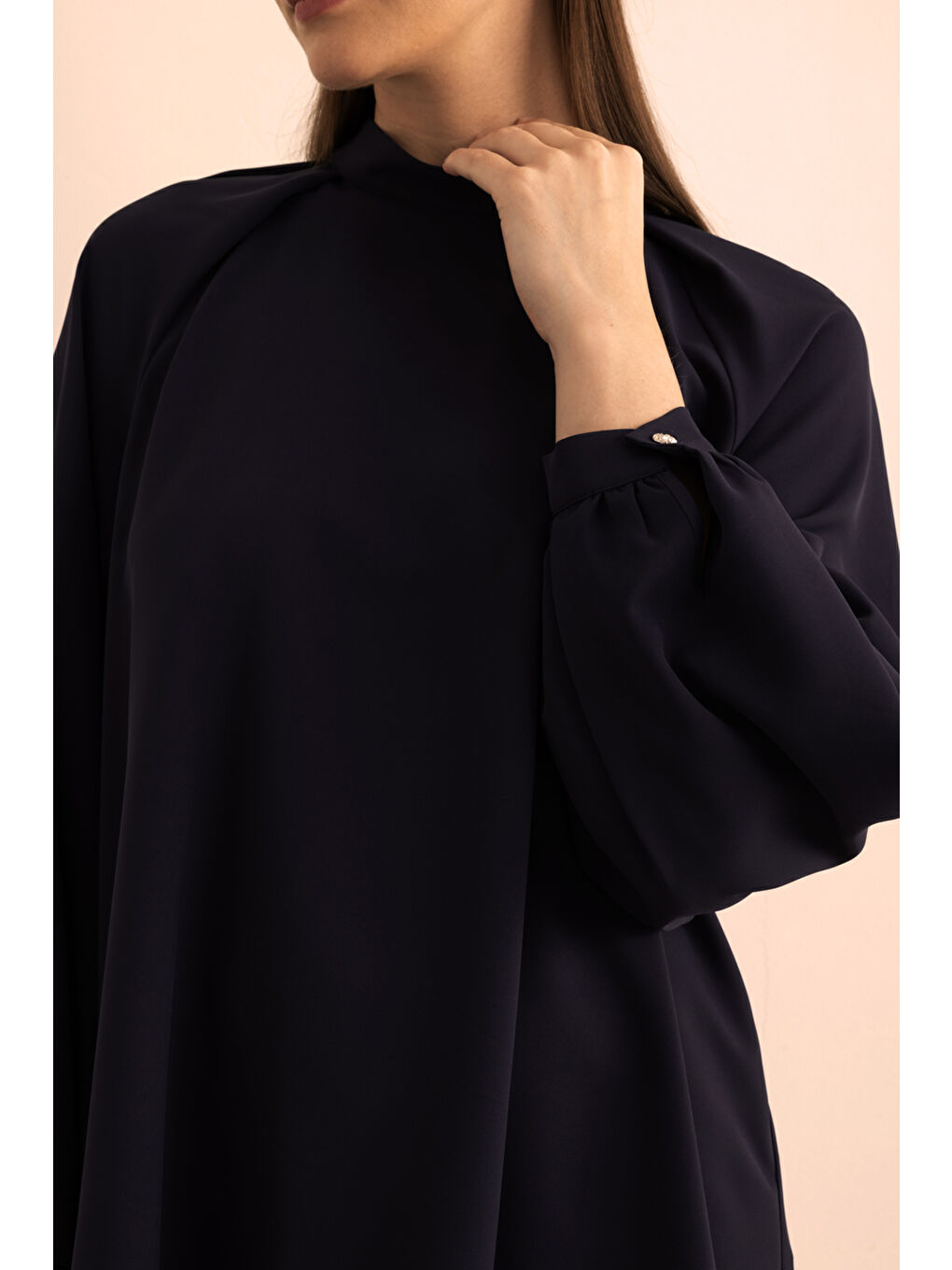 Lacivert Yaka Ve Omuz Kısmı Pile Detaylı Dokuma Bluz-4