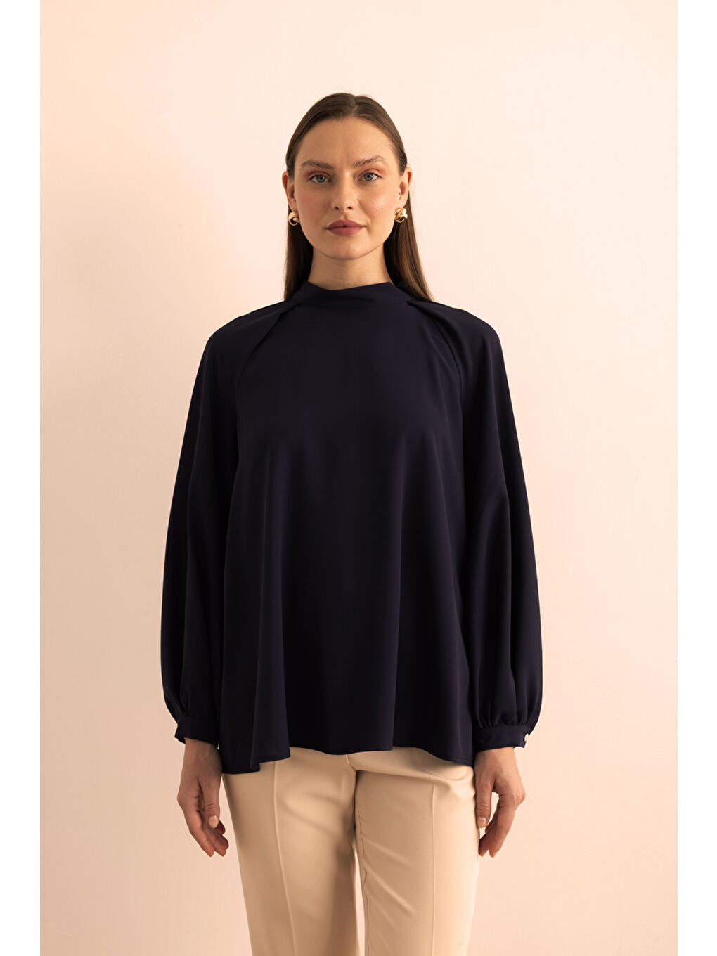 Lacivert Yaka Ve Omuz Kısmı Pile Detaylı Dokuma Bluz-5