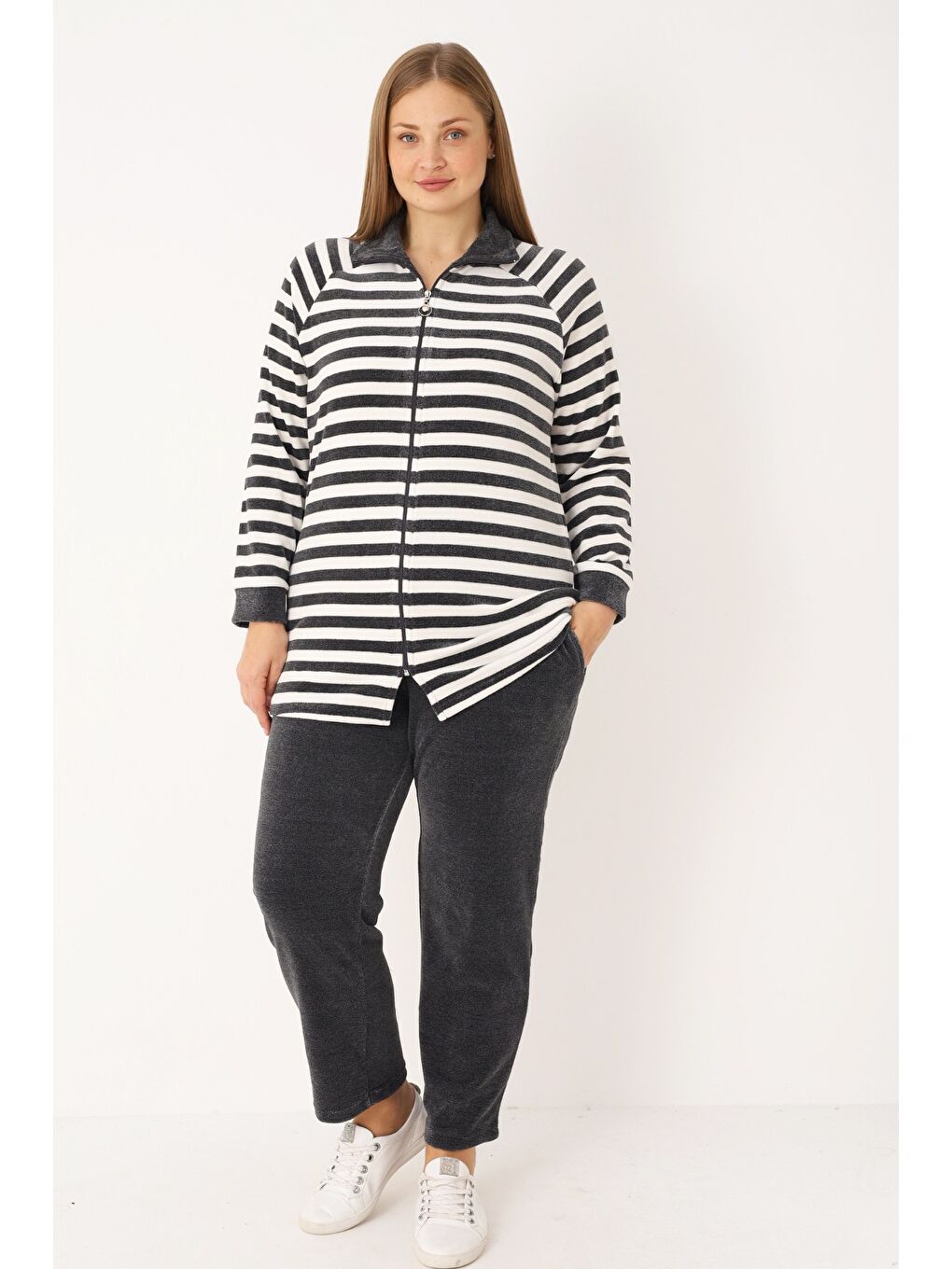 Beyaz Çizgili Uzun Kollu Cepli Pamuklu Kadife Fermuarlı Balıkçı Yaka Kadın Büyük Beden Eşofman Takımı