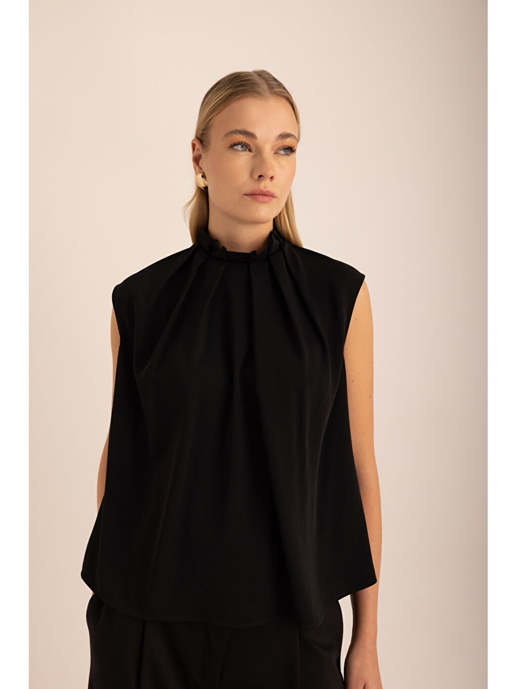 Siyah Pile Detaylı Dokuma Kolsuz Bluz-1