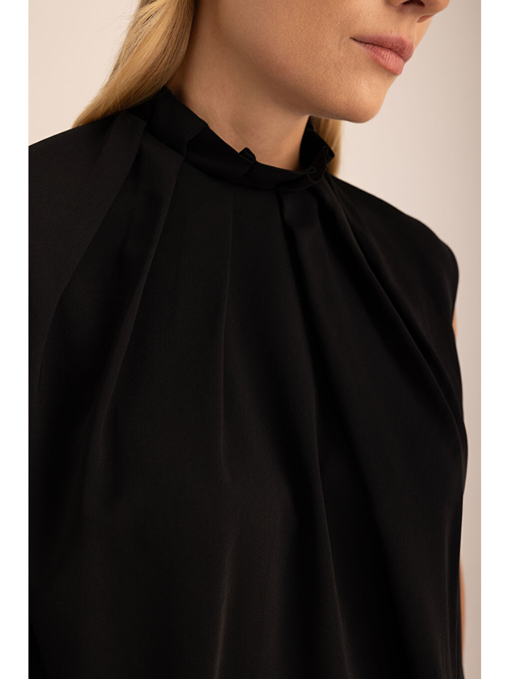 Siyah Pile Detaylı Dokuma Kolsuz Bluz-2