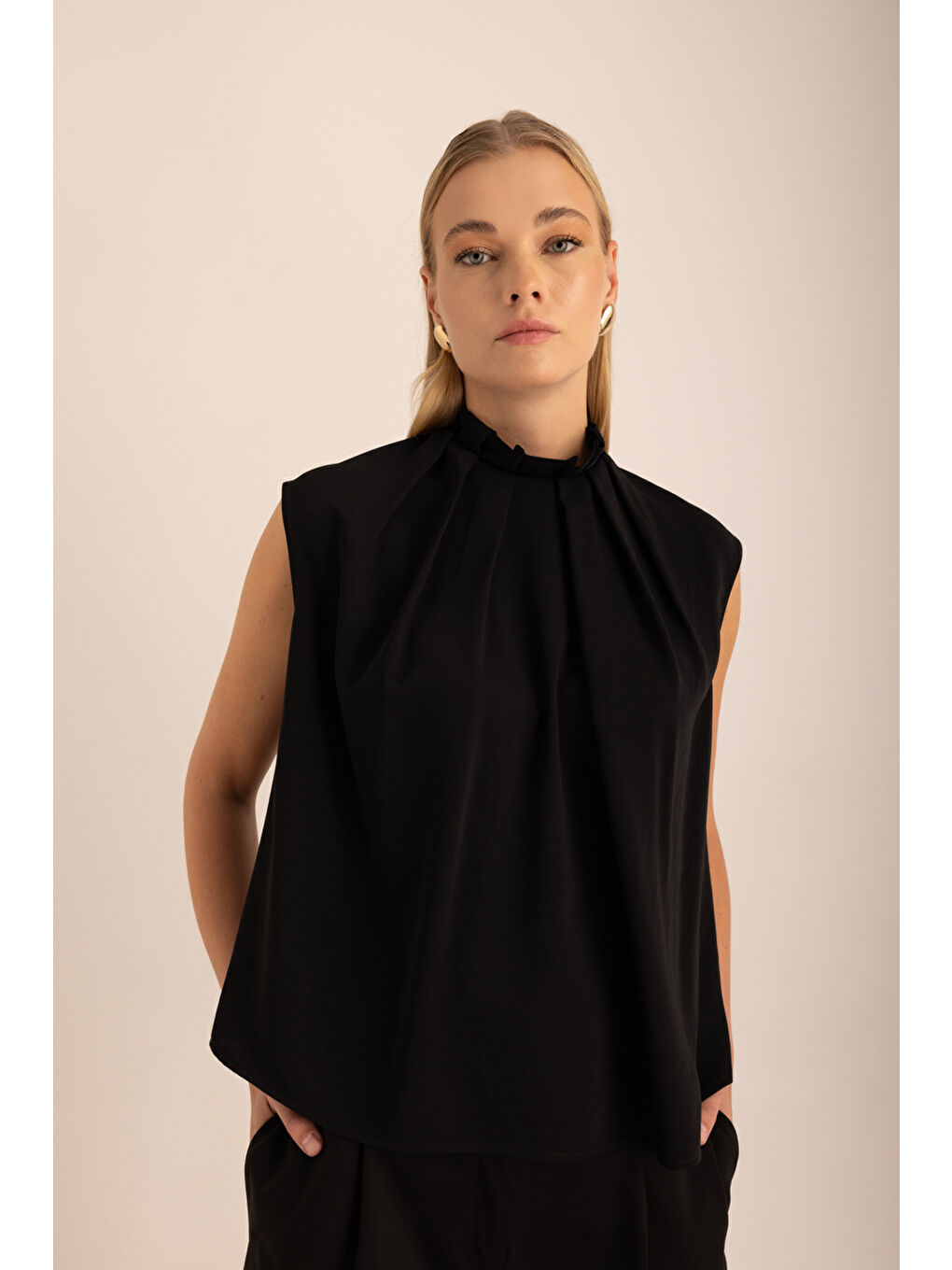 Siyah Pile Detaylı Dokuma Kolsuz Bluz-3