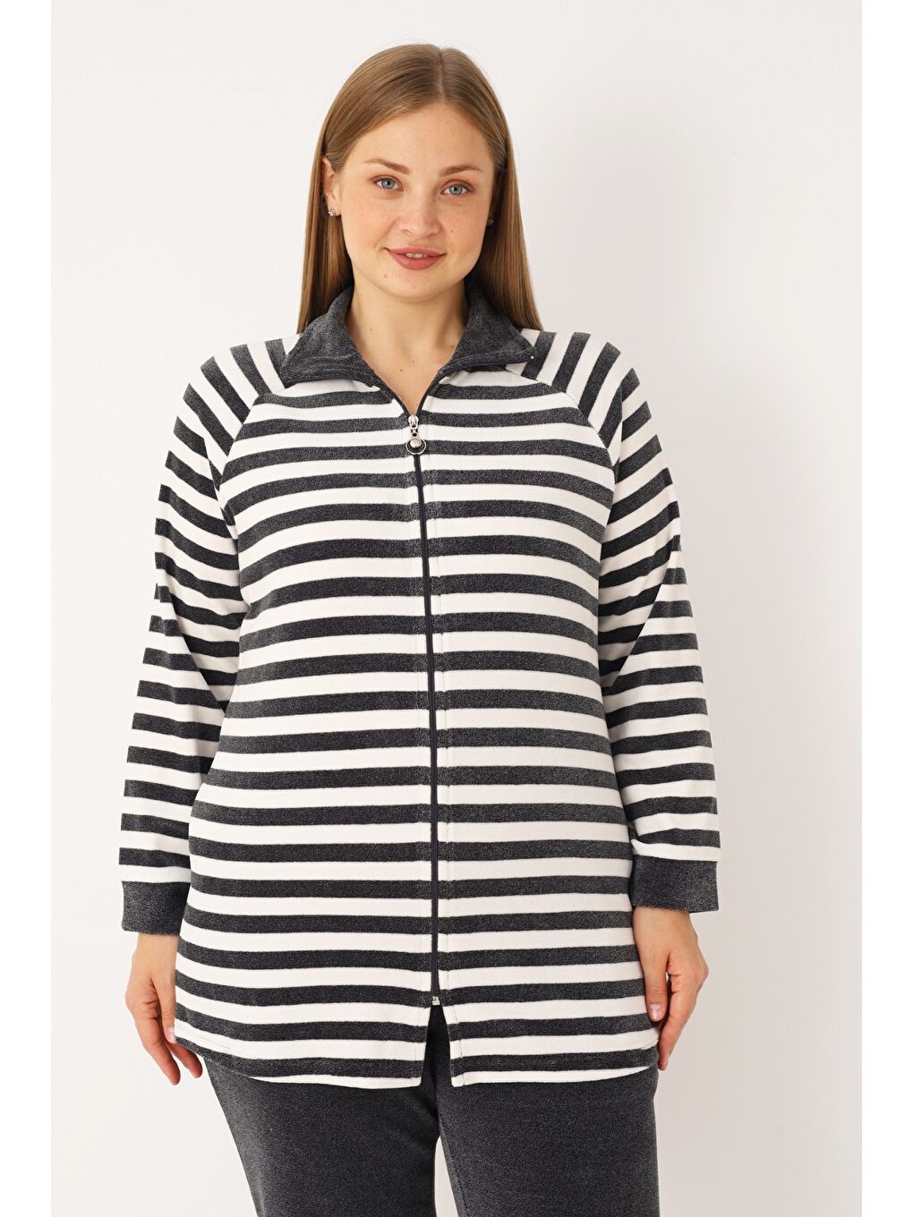 Beyaz Çizgili Uzun Kollu Cepli Pamuklu Kadife Fermuarlı Balıkçı Yaka Kadın Büyük Beden Eşofman Takımı-2