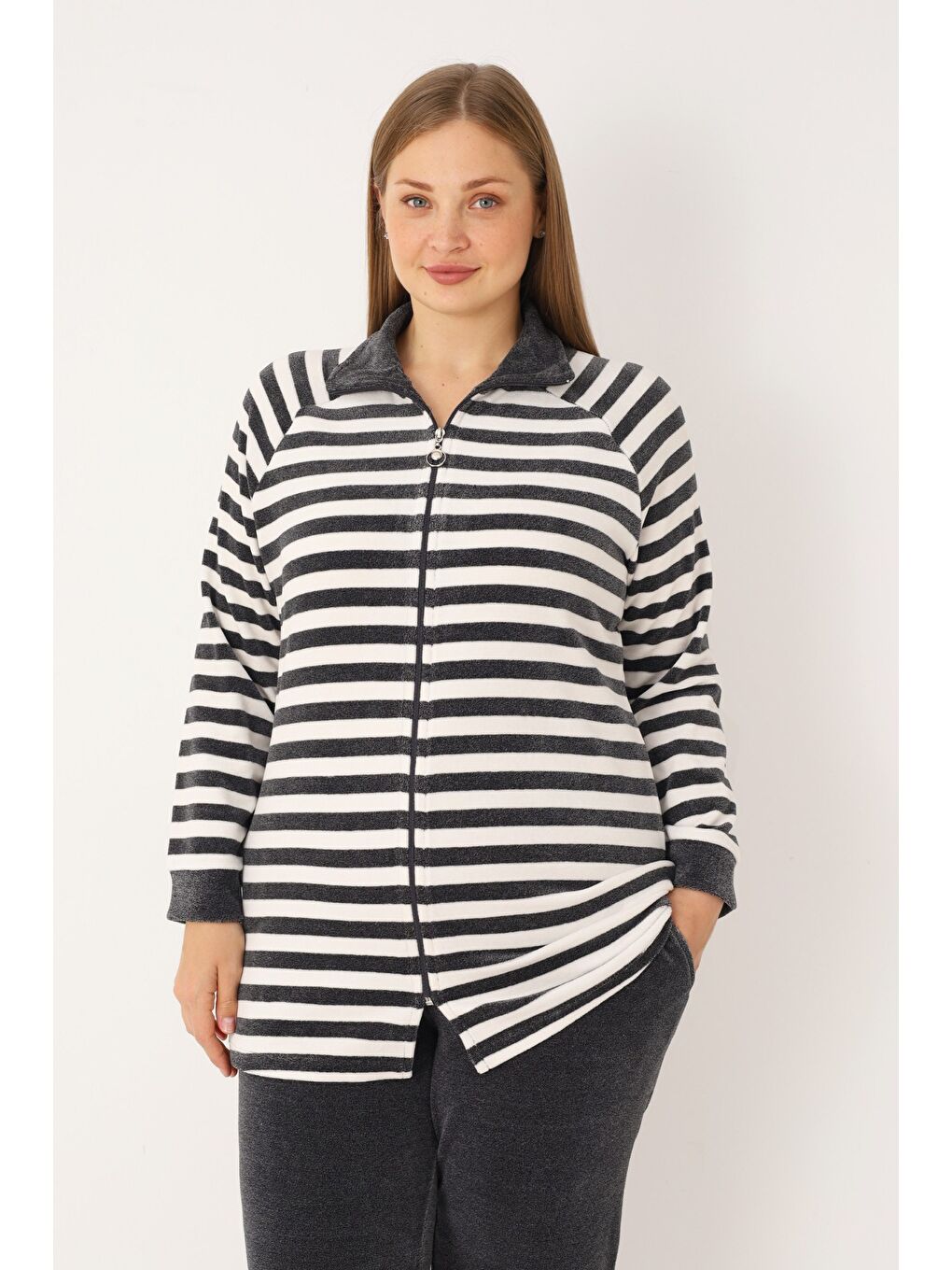 Beyaz Çizgili Uzun Kollu Cepli Pamuklu Kadife Fermuarlı Balıkçı Yaka Kadın Büyük Beden Eşofman Takımı-3