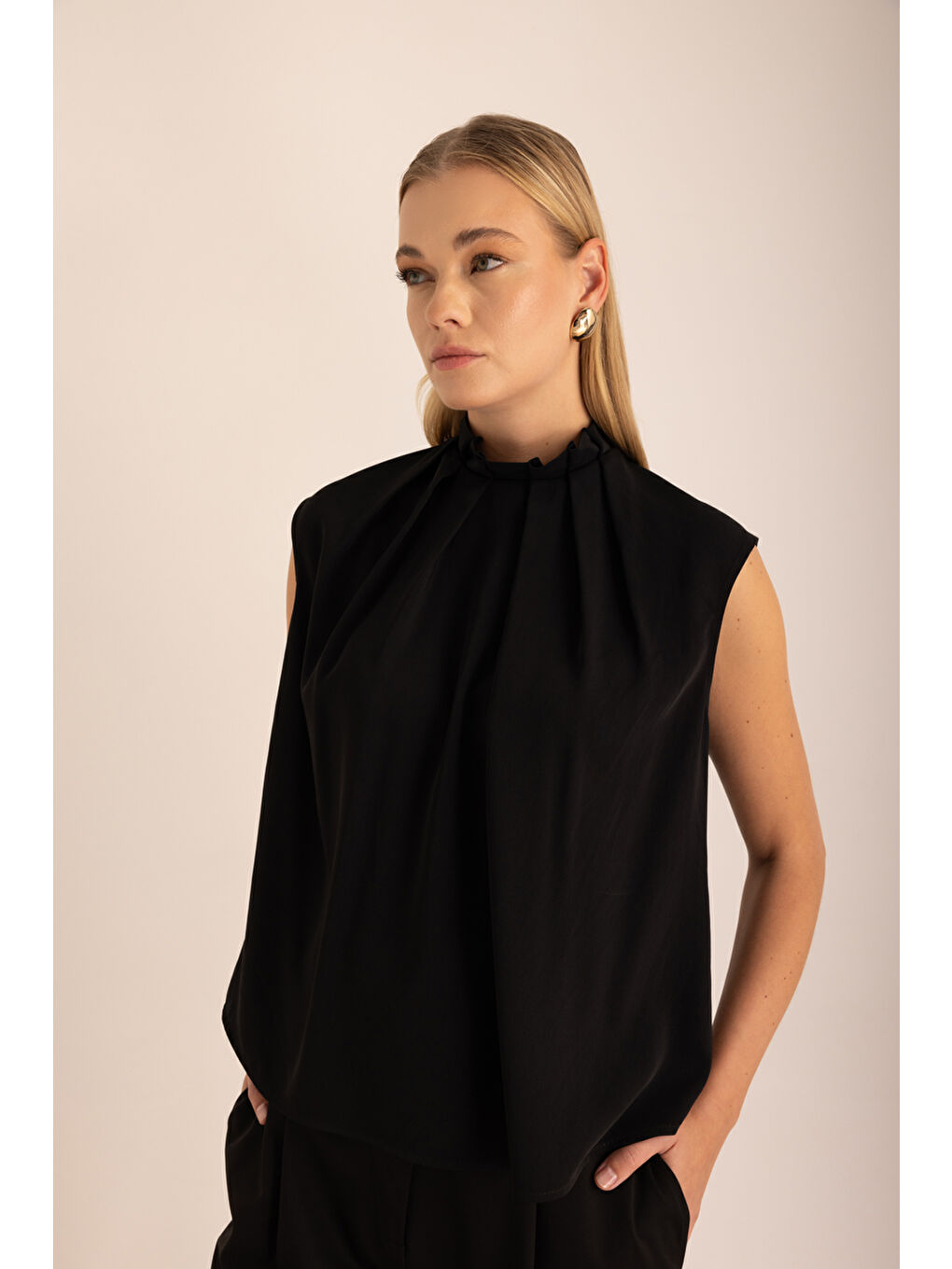 Siyah Pile Detaylı Dokuma Kolsuz Bluz-4