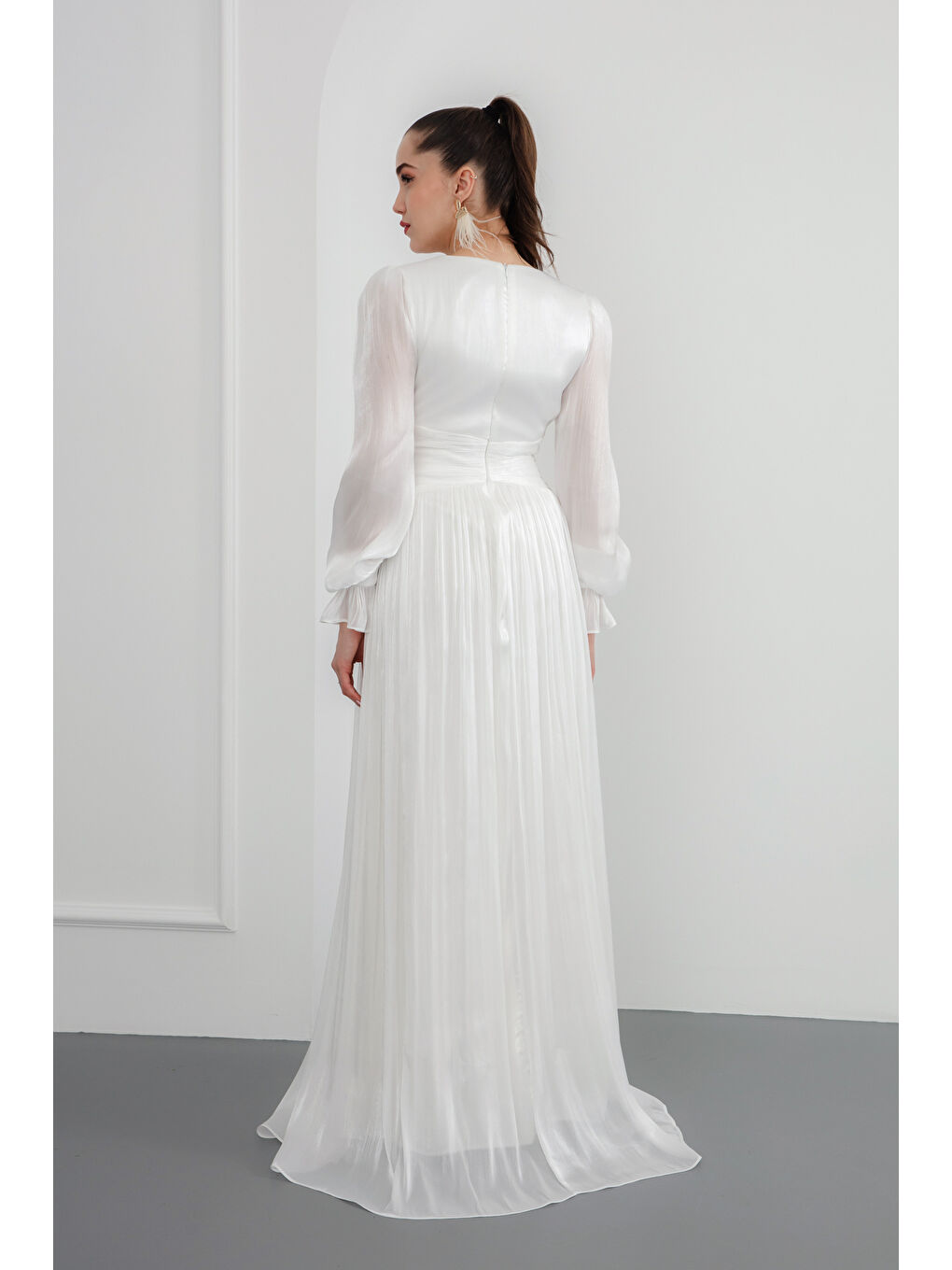 Kadın Beyaz V Yaka Beli Taşlı Kemerli Uzun Abiye Elbise-4