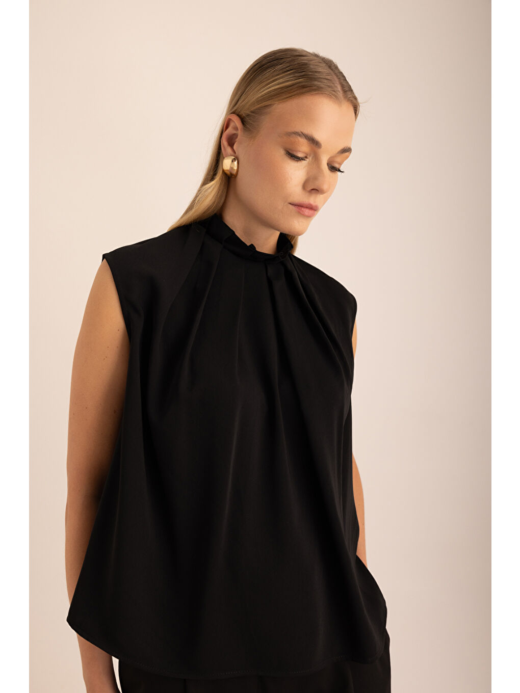 Siyah Pile Detaylı Dokuma Kolsuz Bluz-5